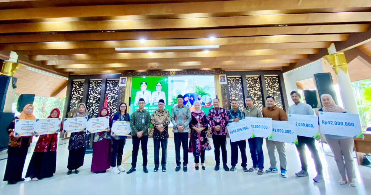 Penyerahan santunan kader kesehatan BPJS Ketenagakerjaan Sidoarjo. Foto: Ali Masduki/JatimNow.com