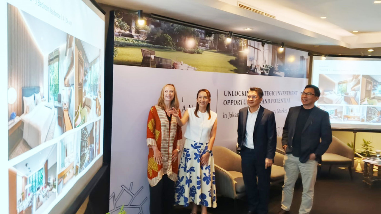 Jajaran direski menunjukkan dokumentasi kemajuan signifikan proyek hunian premium Savyavasa, di Surabaya, Kamis (07/8/2025). Foto: Ali Masduki/JatimNow.com