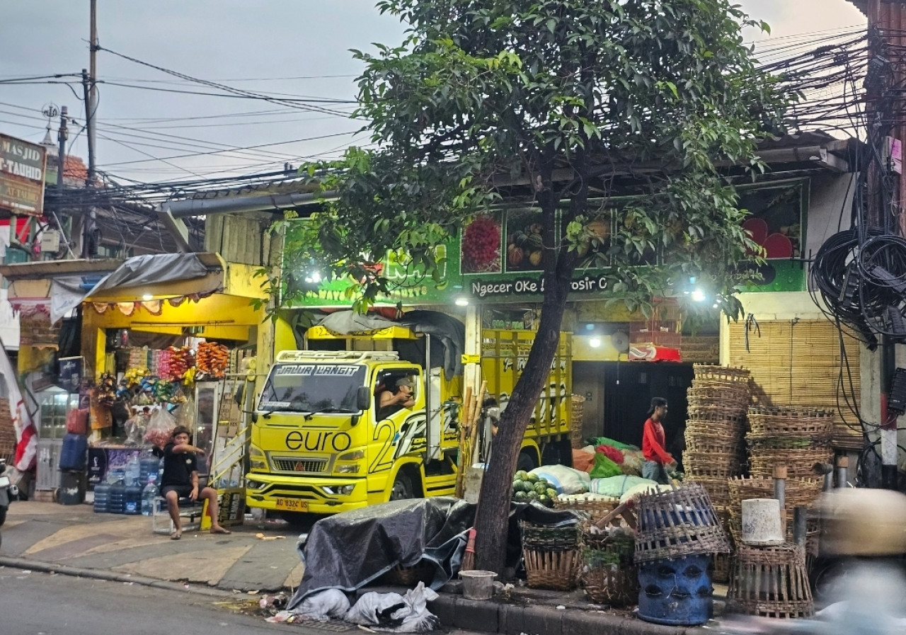 Aktivitas Bongkar-Muat Buah di Pasar Tanjungsari Surabaya (dok.jatimnow.com)