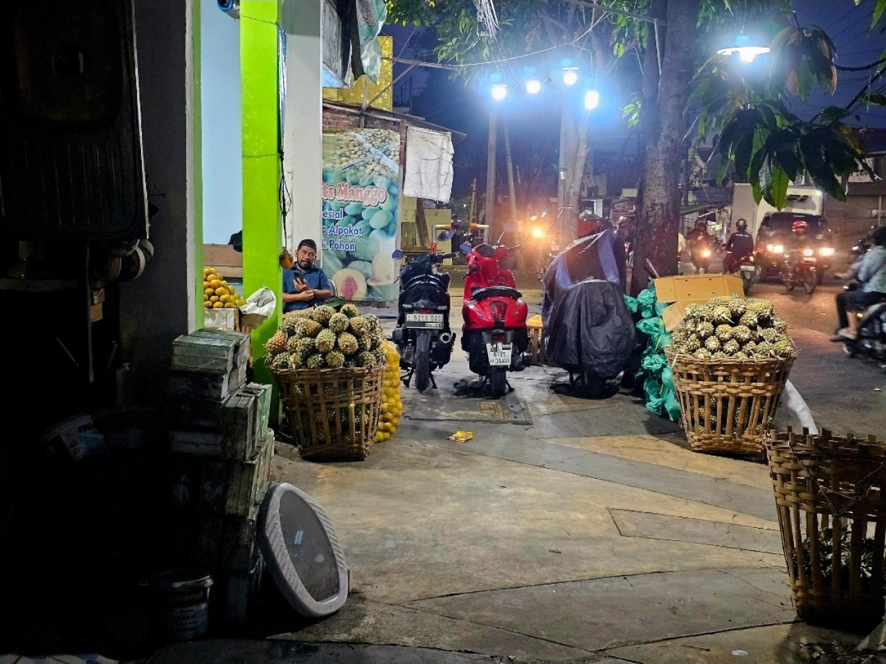 Trotoar di tutup permanen dan dipakai berjualan, salah satu pelanggaran Pasar Tanjungsari Surabaya (dok.jatimnow.com)