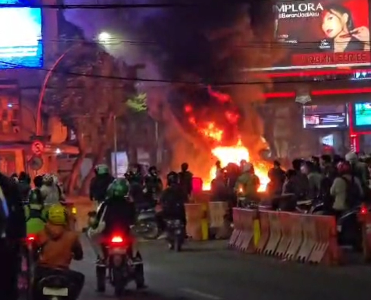 Pos polisi di depan TP dibakar demonstran (dok.jatimnow.com)
