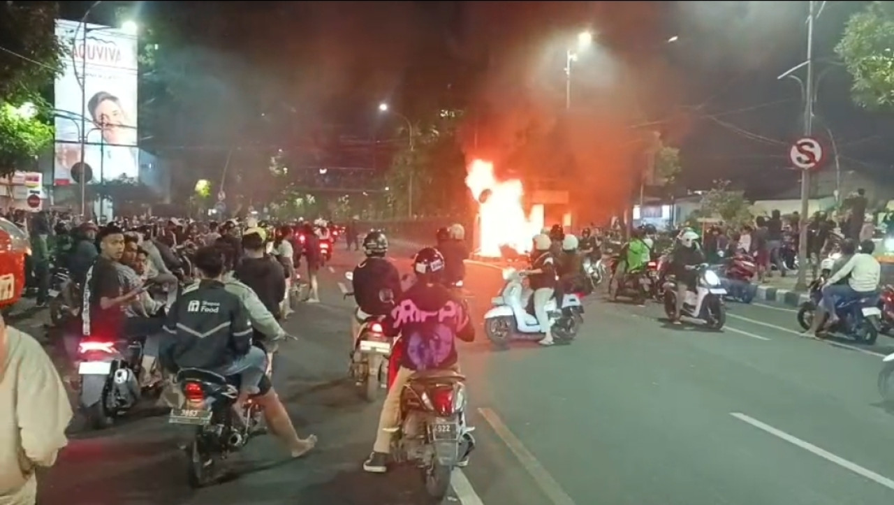 Demonstran rusak dan bakar Pos Polisi di Jalan Darmo