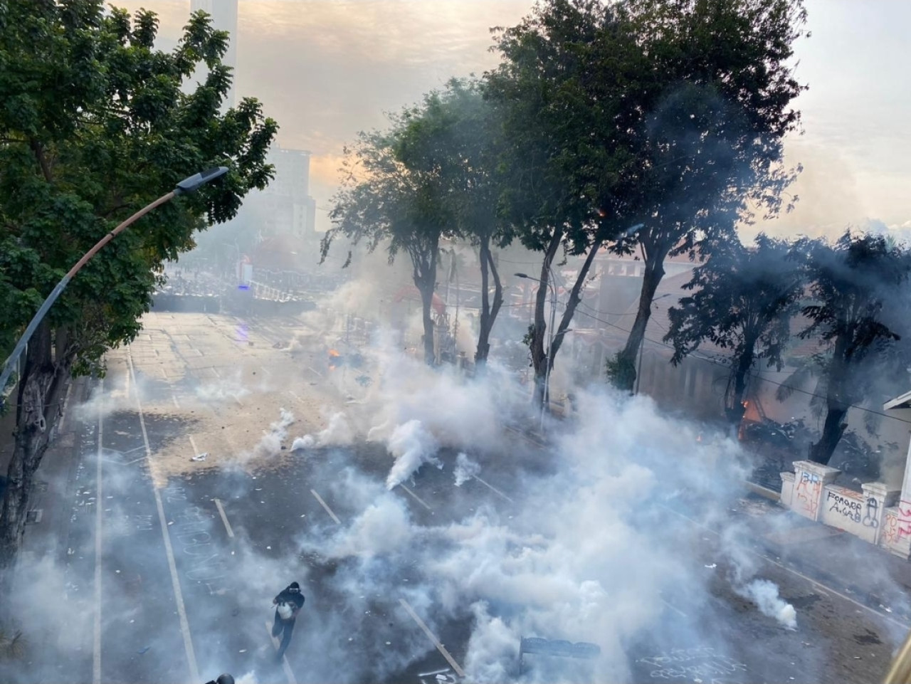 Penggunaan gas air mata dalam pembubaran demo di Depan Gedung Grahadi (foto: Dini for jatimnow.com)