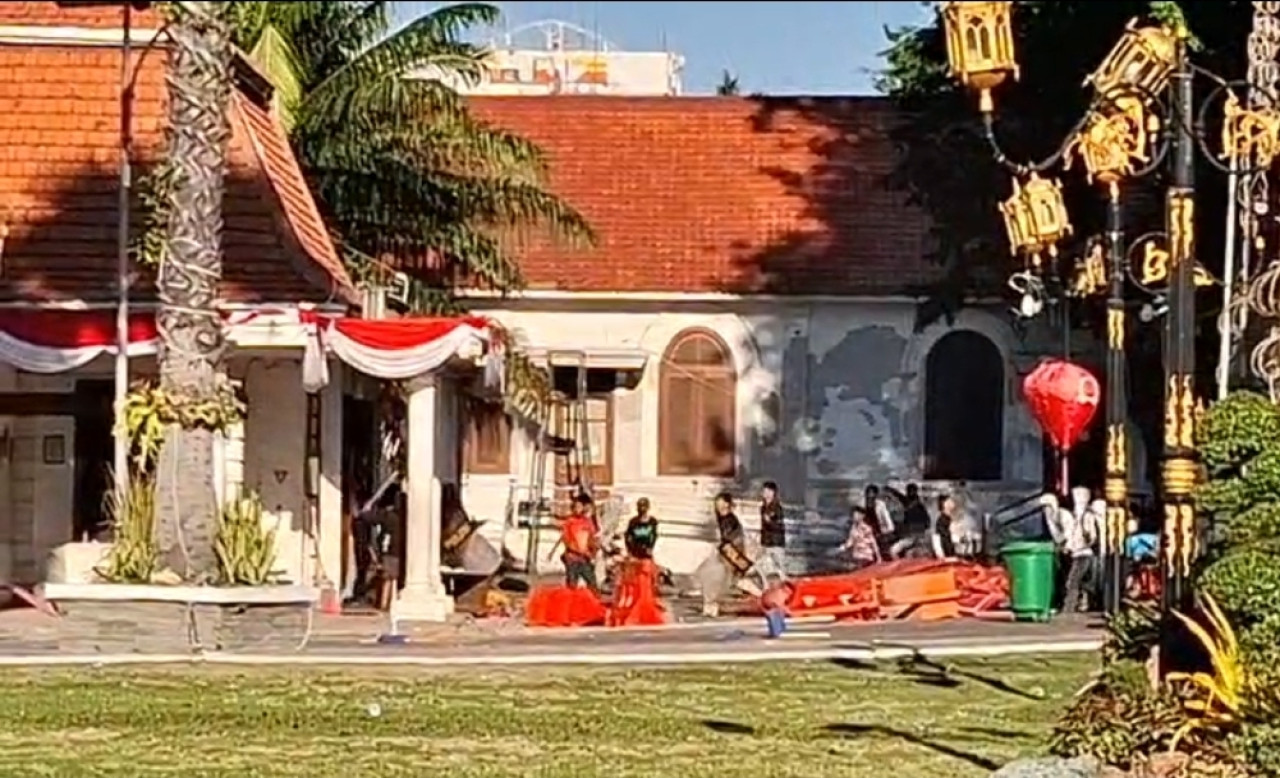 Sekelompok remaja menjarah Grahadi (foto: Lukman for jatimnow.com)