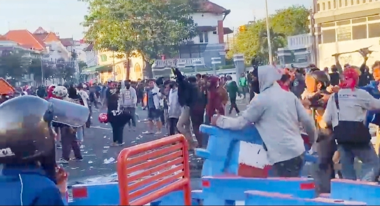Kericuhan demo di Polrestabes Surabaya (foto: Dian for jatimnow.com)