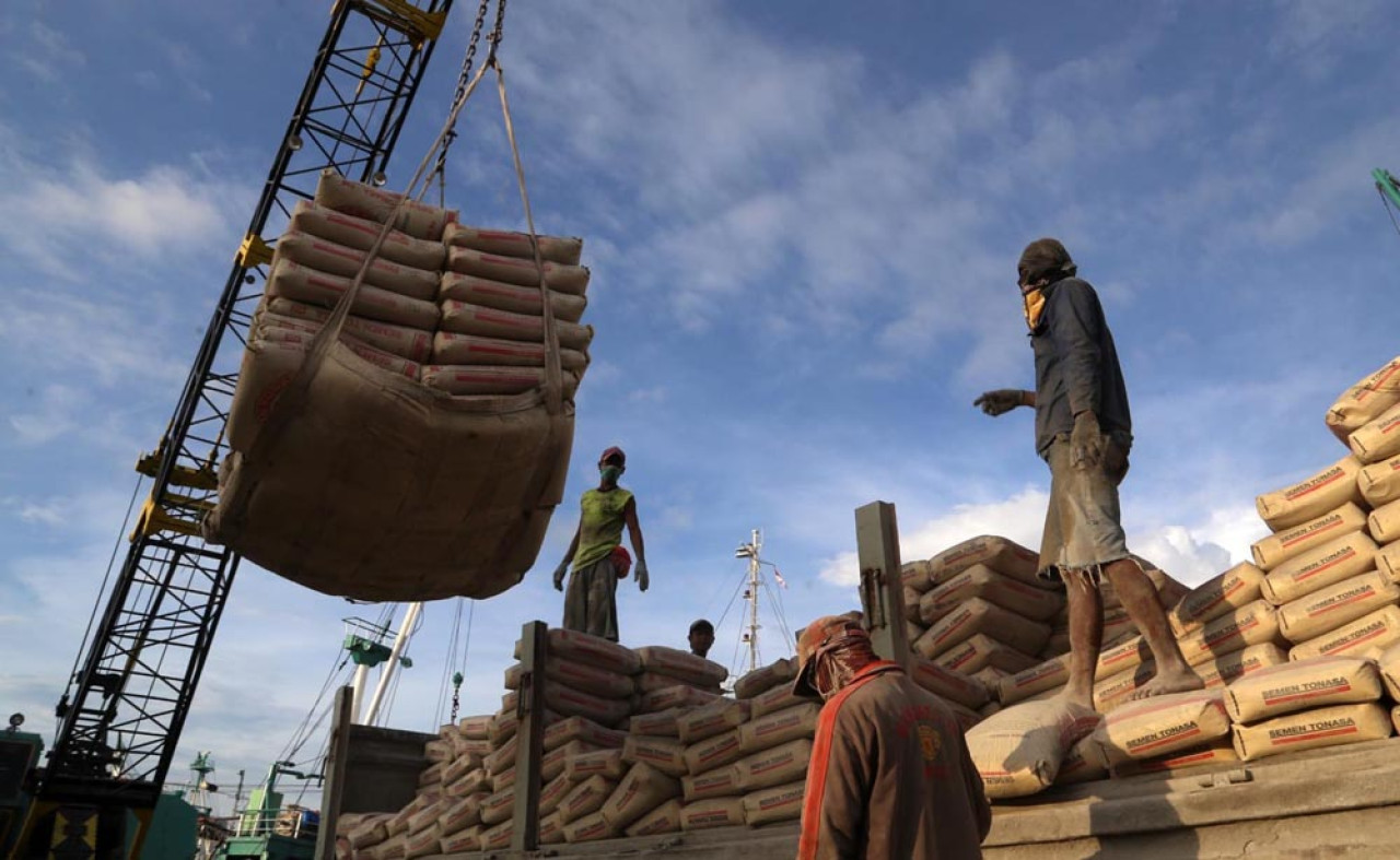 Aktivitas bongkar muat semen SIG di Pelabuhan Kalimas, Surabaya, beberapa waktu lalu. (Foto: Ali Masduki/JatimNow.com)