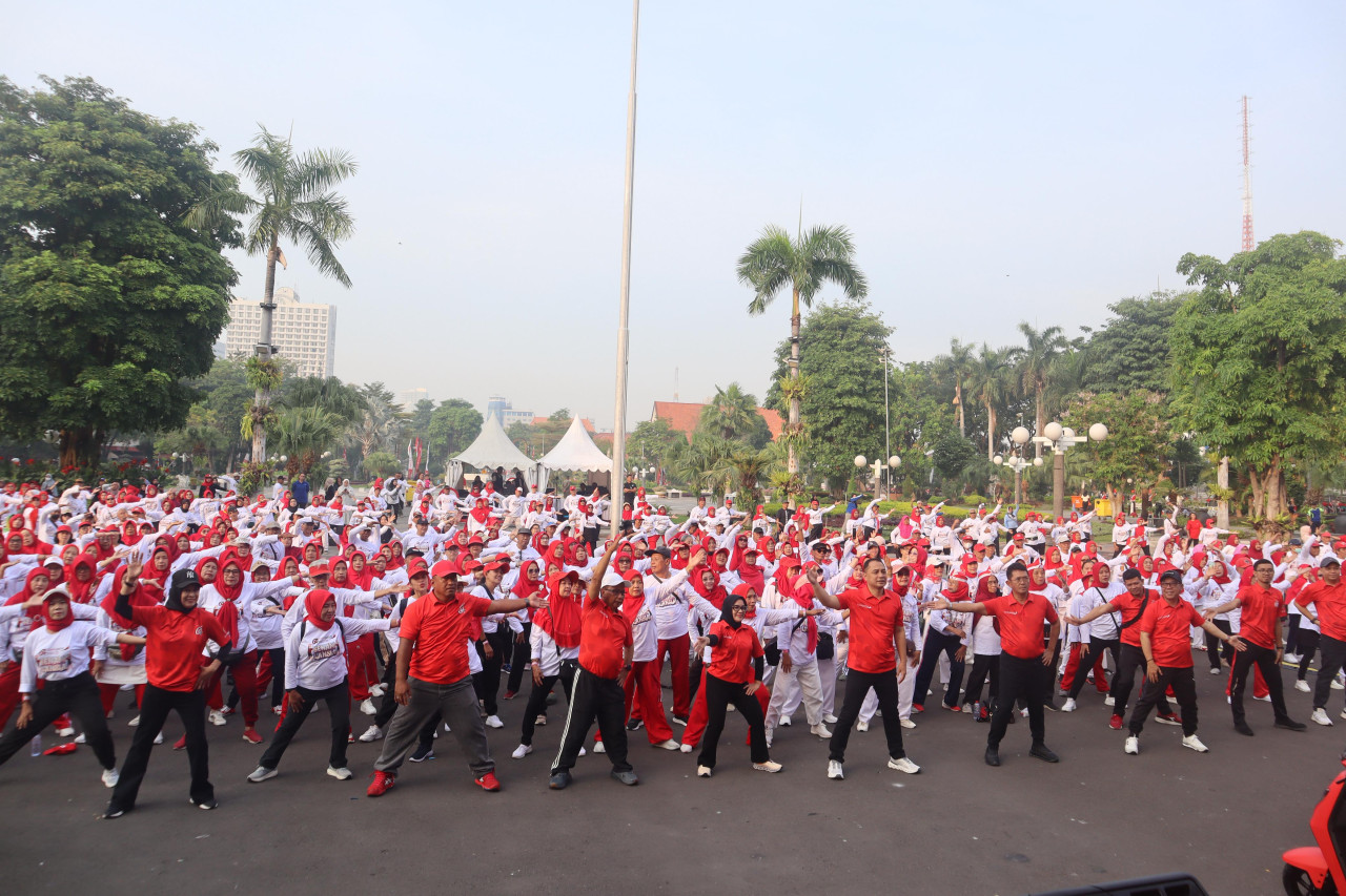 Senam Lansia di halaman Balai Kota Surabaya. (Foto: Bank Jatim/jatimnow.com)