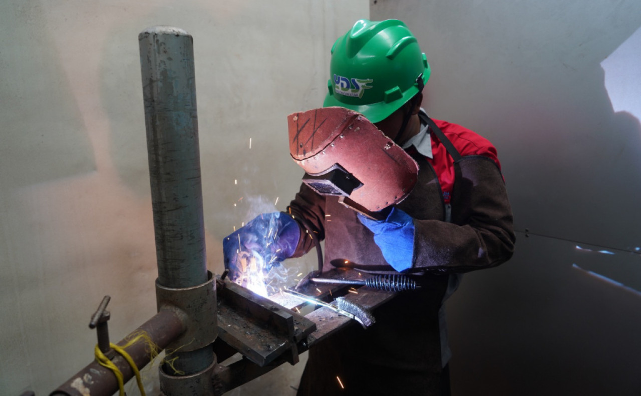 Peserta praktek pengelasan (welder) ketika mengikuti program Sertifikasi Welder Profesional Batch 2. Foto: YDSF for JatimNow.com