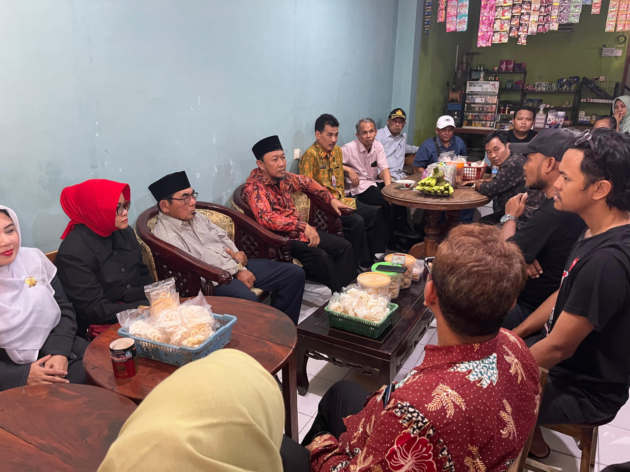 Foto: Komisi A DPRD Kota Kediri saat berdialog dengan warga (Yanuar D/jatimnow.com)