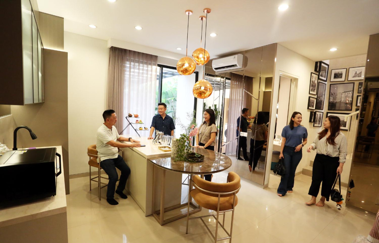 Calon pembeli berada di dalam unit rumah contoh Kluster Caster di Wisata Bukit Mas Surabaya, Kamis (21/8/2025). (Foto: Ali Masduki/jatimnow.com)