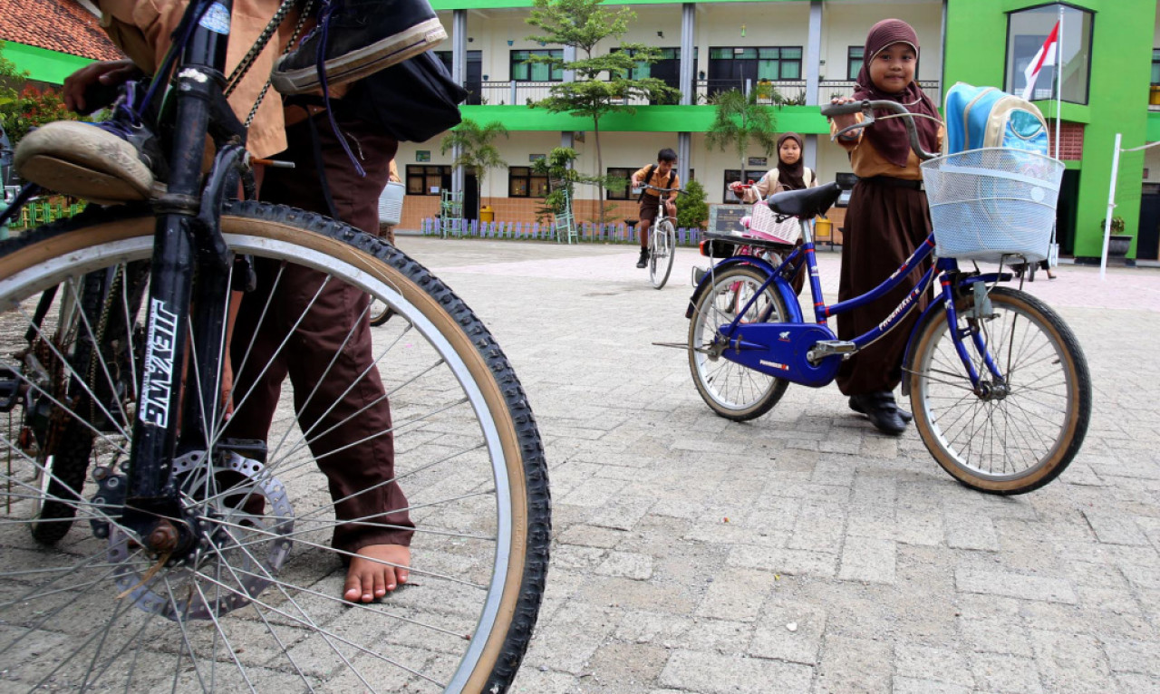 Pelajar SD bersiap pulang sekolah. Foto: Ali Masduki/JatimNow.com