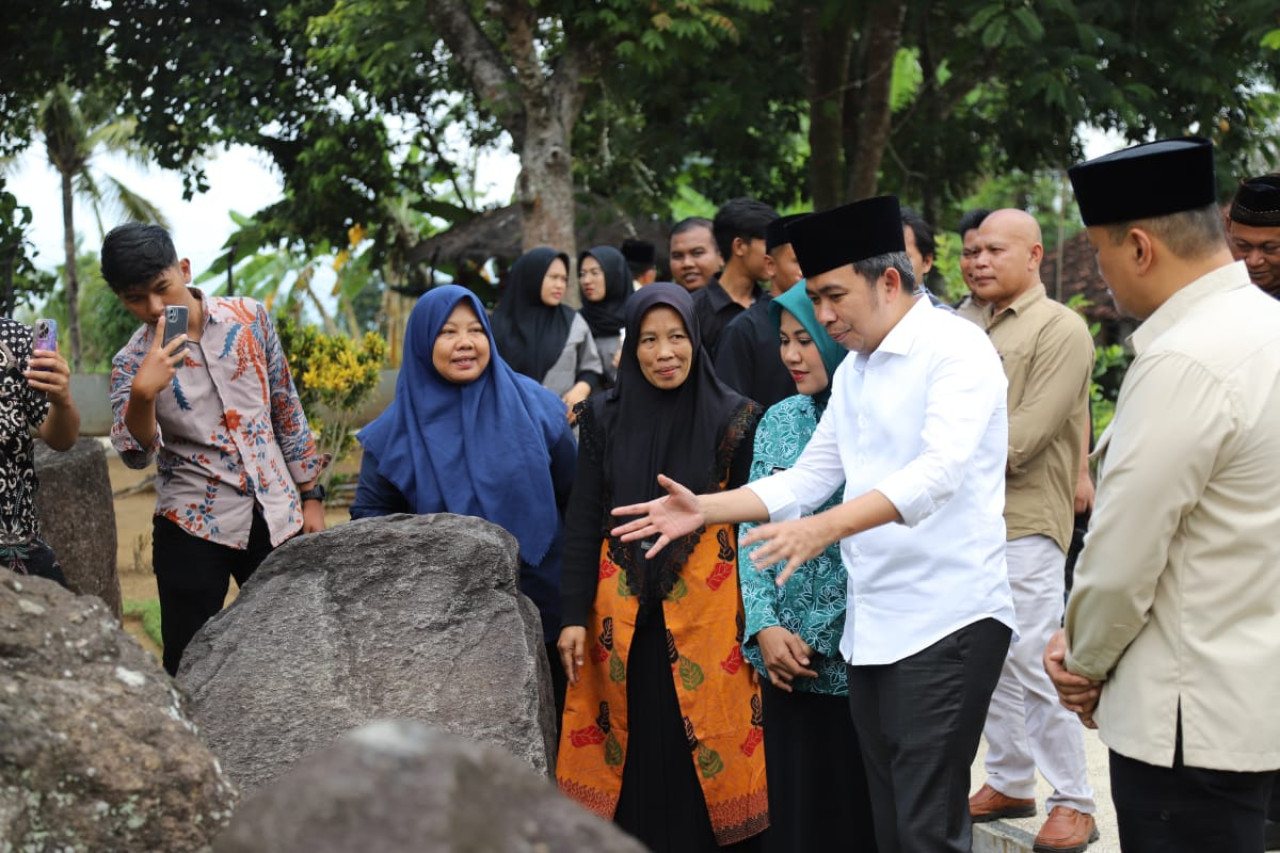 Gus Fawait saat mengunjungi Situs Purbakala Duplang di Arjasa Jember. (Foto: Diskominfo Jember/jatimnow.com)