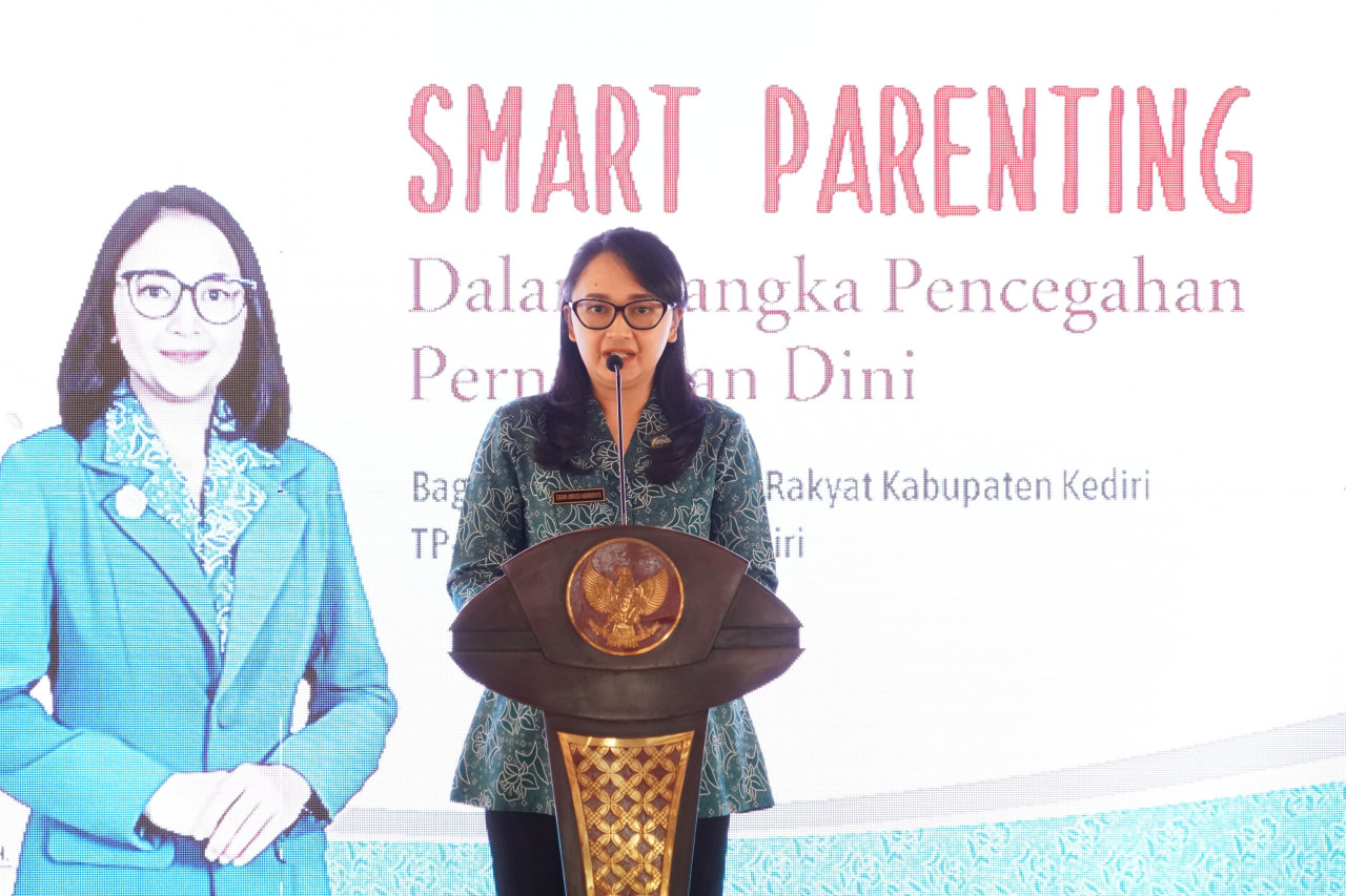 Ketua TP PKK Kabupaten Kediri Eriani Annisa Hanindhito dalam pembukaan acara smart parenting di Pendopo Panjalu Jayati