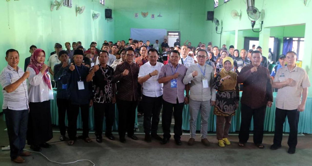 Anggota DPR dan ahli gizi sosialisasi program Makan Bergizi Gratis (MBG) yang diadakan di Gedung Desa Suru, Blitar. (Foto: dok BGN)
