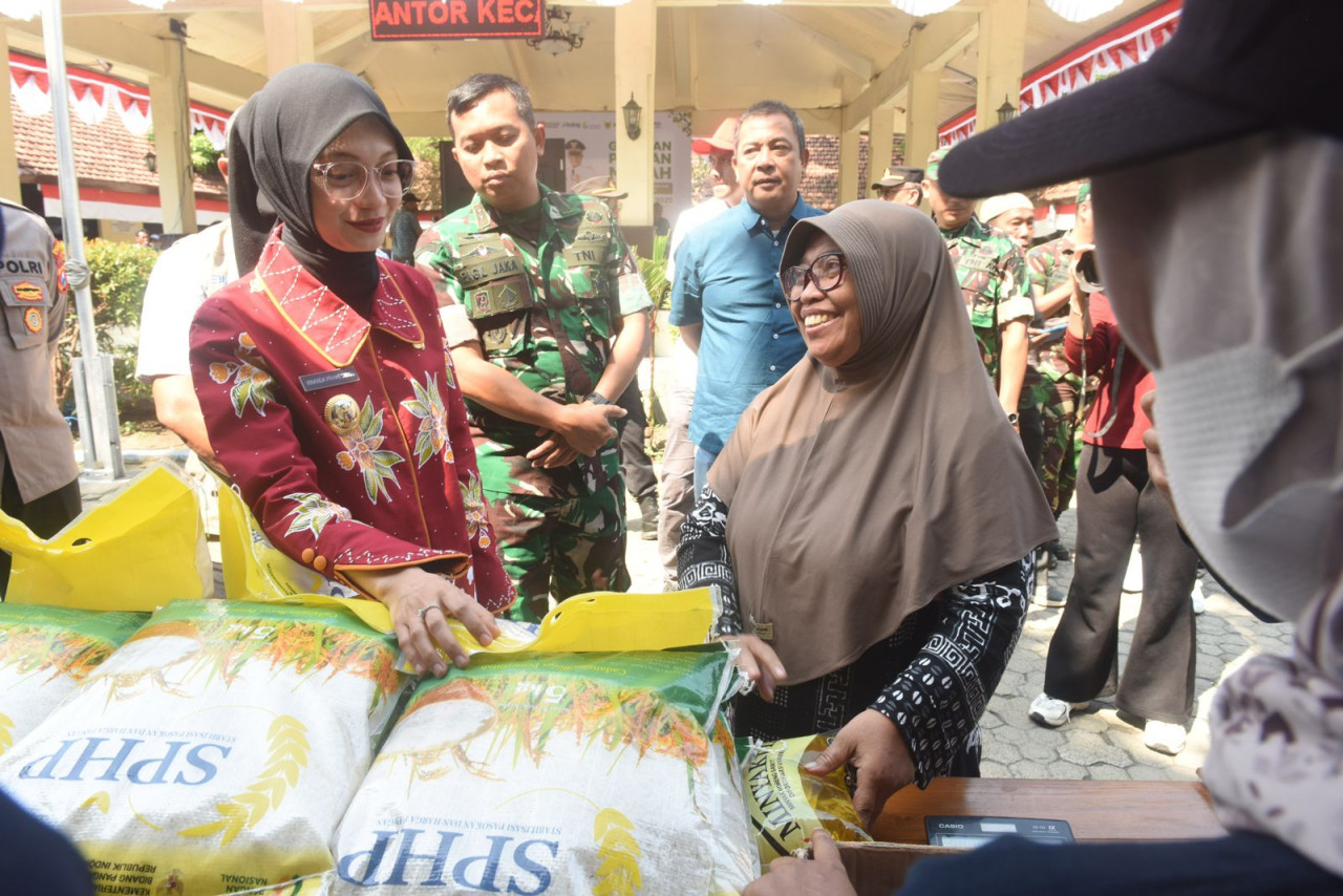 Wali Kota Kediri saat meninjau Gerakan Pangan Murah di Kecamatan Pesantren. (Foto: Pemkot Kediri/jatimnow.com)