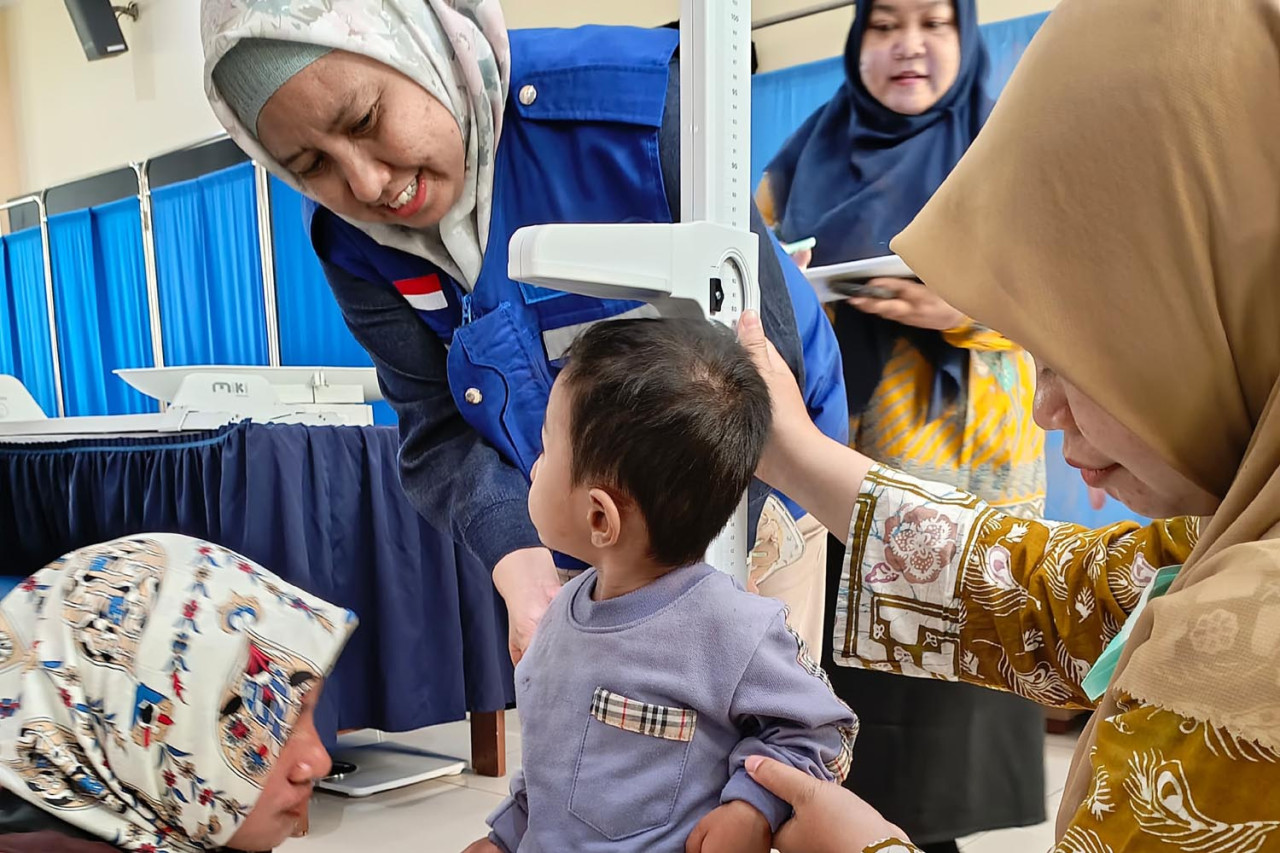 Superintenden Kemitraan dan Bina Lingkungan TPS, Sri Purwatiningsih, menyaksikan pemeriksaan balita stunting di RS PHC Surabaya. (Foto/Humas TPS)