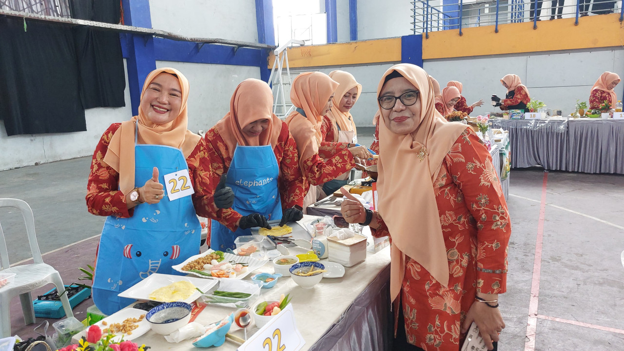 Ketua DWP Kabupaten Lamongan, Puji Dariani Nalikan saat memberi penilaian terhadap hasil kreasi peserta lomba. (Foto: Adyad Ammy Iffansah/jatimnow.com)