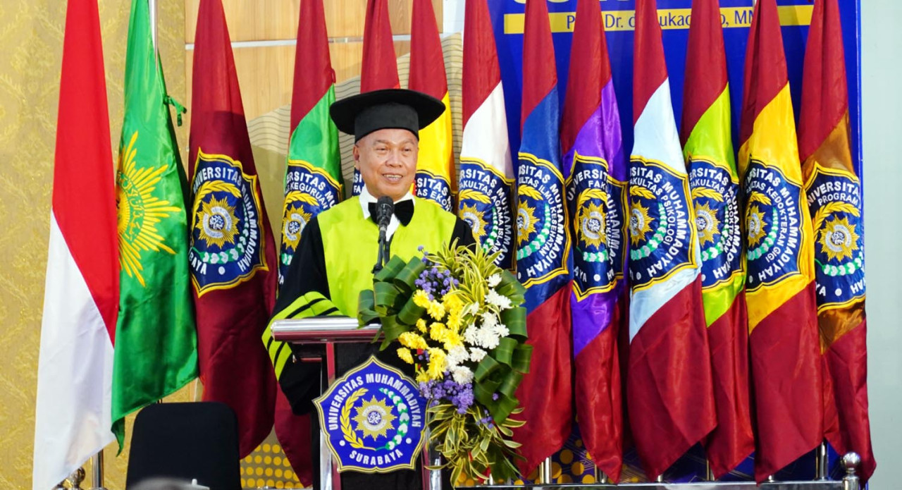 Prof. Sukadiono, menyampaikan orasi ilmiahnya sebagai Guru Besar Fisiologi Olahraga di Universitas Muhammadiyah Surabaya. (Foto: Humas UM Surabaya)