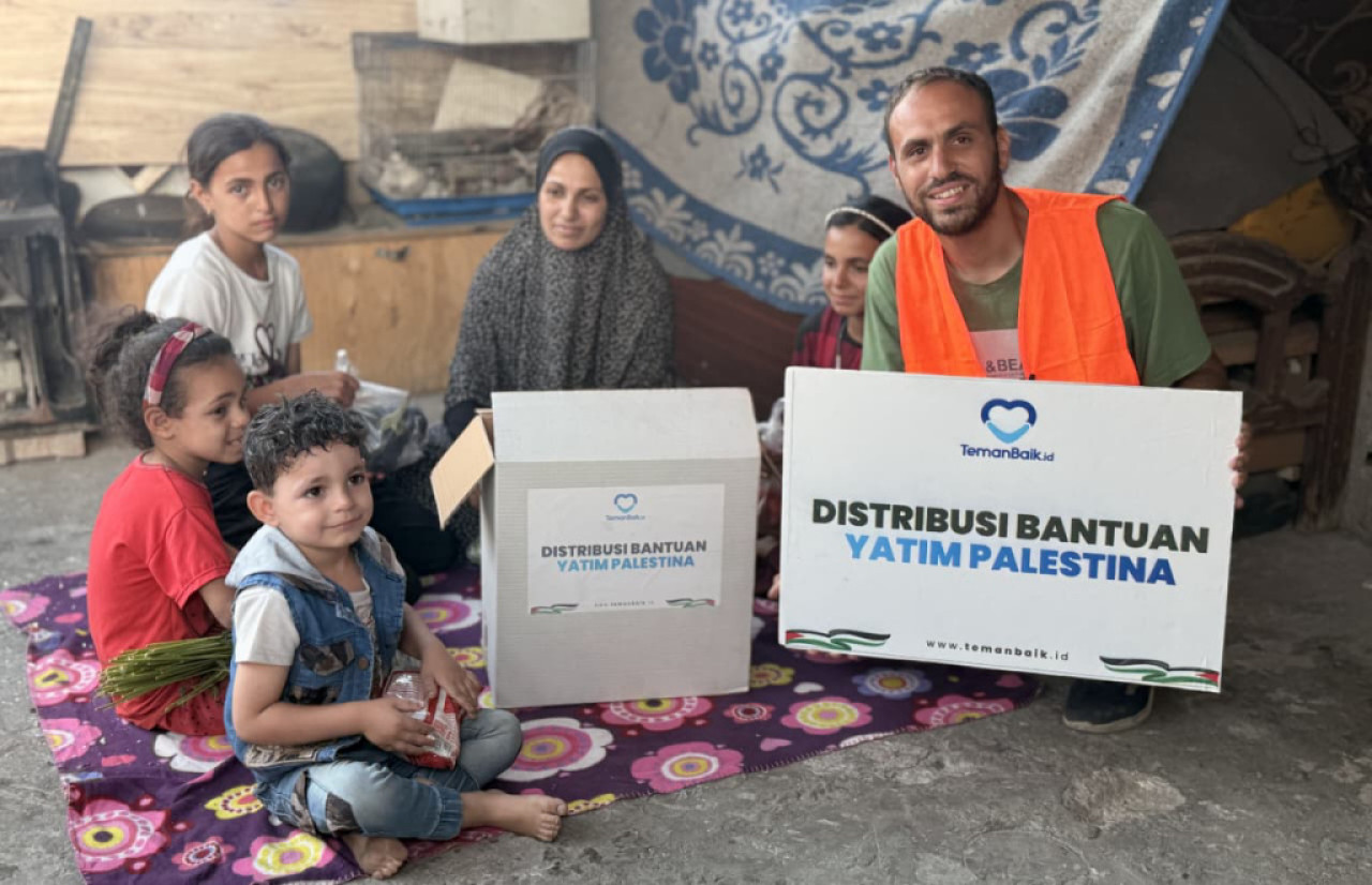 Teman Baik menyalurkan bantuan paket makanan untuk anak yatim dan keluarga rentan di Pusat Penampungan Utara, Tel Al-Hawa, Jalur Gaza Utara. Foto: Teman Baik for JatimNow.com