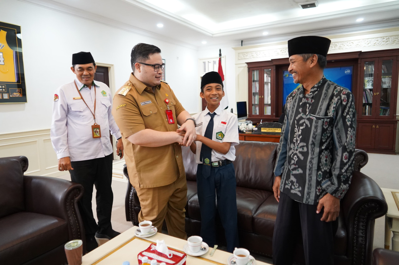 Mas Dhito dan temannya. (Foto: Pemkab Kediri/jatimnow.com)