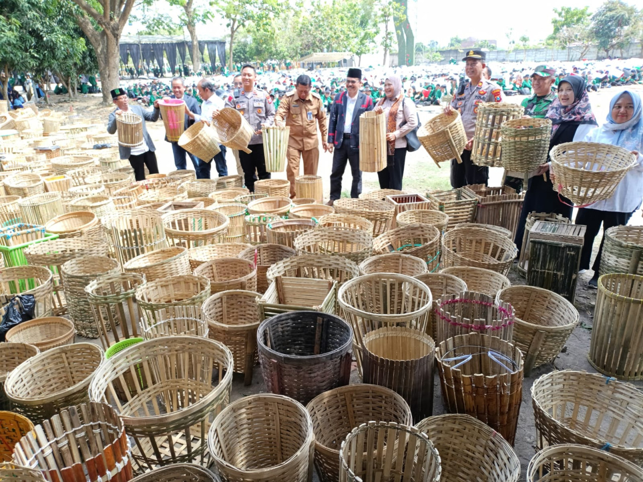 Foto: Tempat sampah bambu kreasi mahasiswa baru UIN Tulungagung (Bramanta/jatimnow.com)