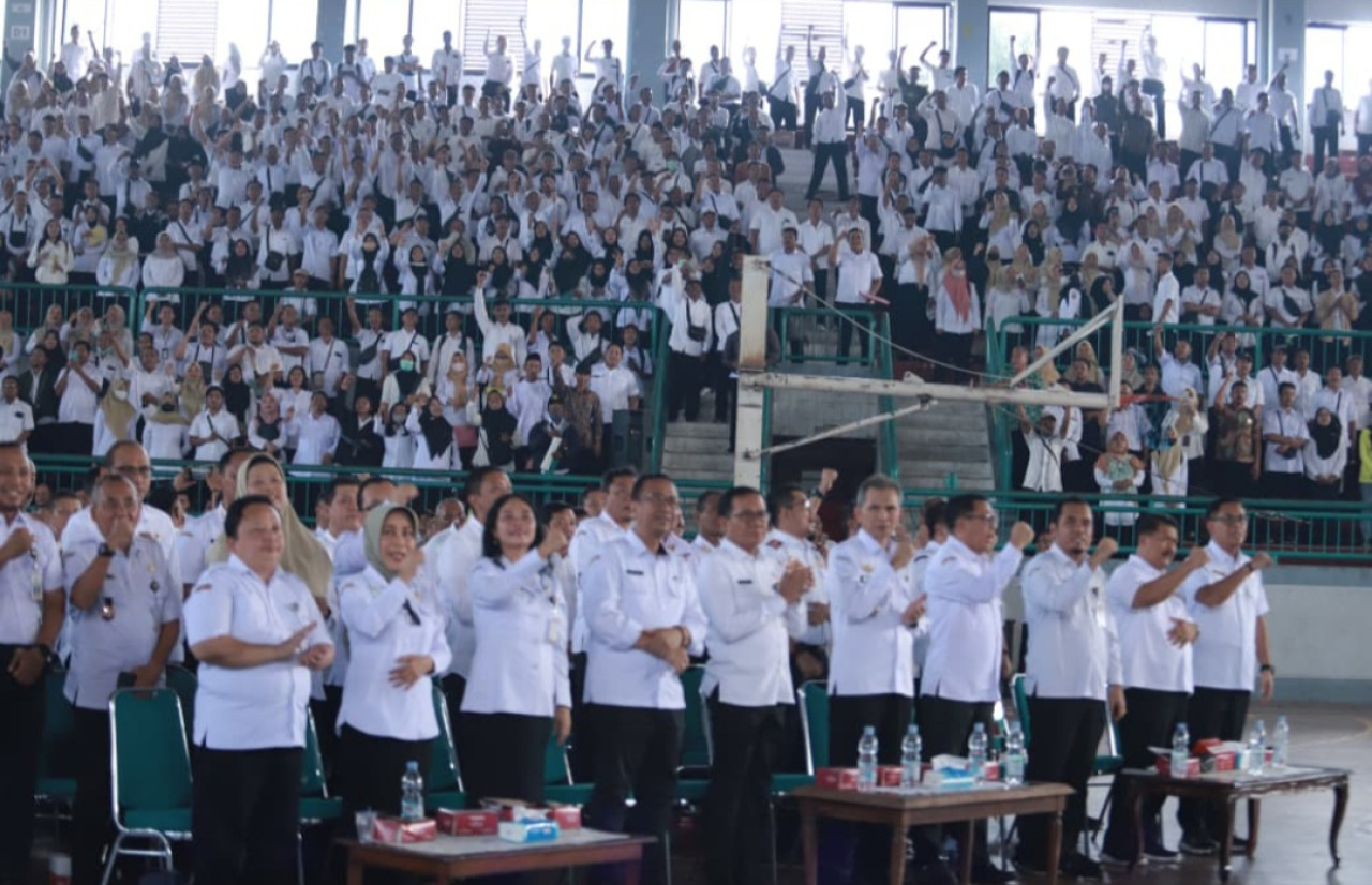 Foto : Ribuan tenaga honorer mengikuti berkumpul di GOR PKPSO (Diskominfo)