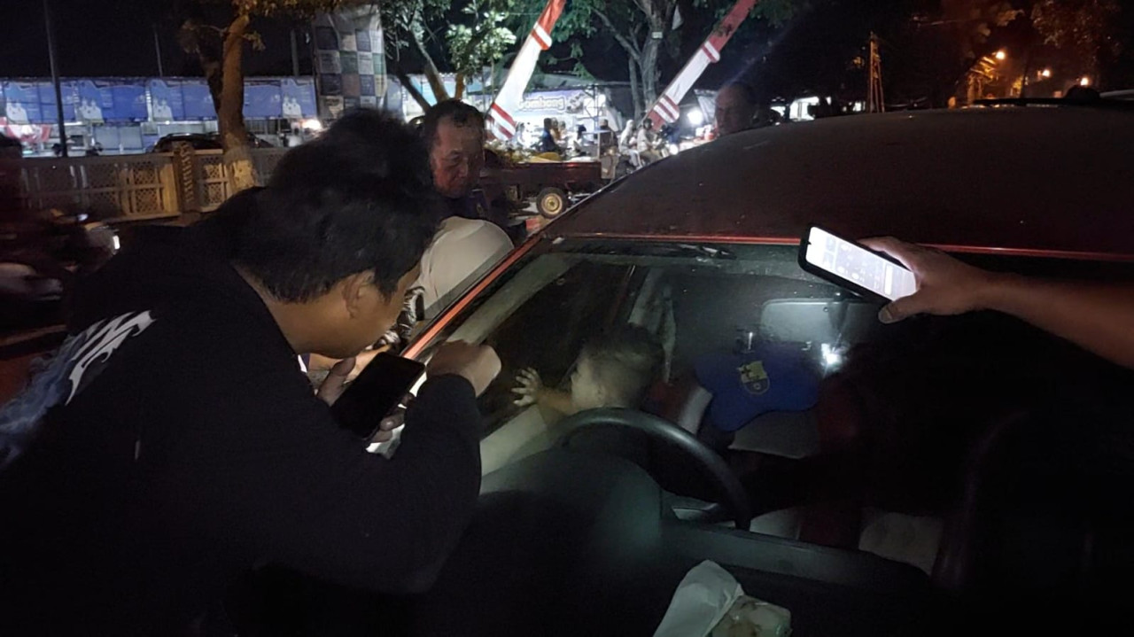 Foto: Evakuasi anak terkunci mobil di Lamongan. ( Adyad Ammy Iffansah/jatimnow.com)