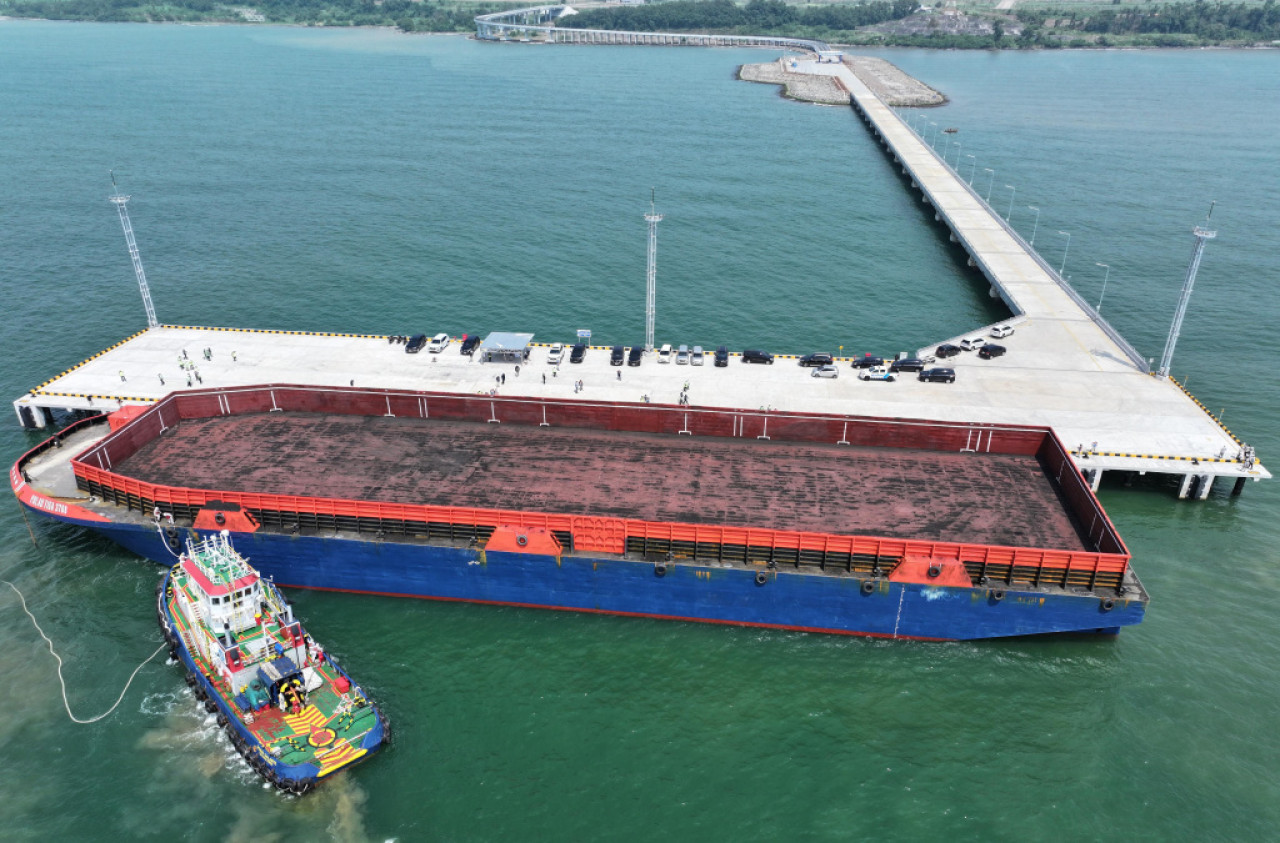 Pelindo berhasil melakukan uji coba operasional perdana Terminal Batang dengan sukses menyandarkan kapal tongkang pertama.  (Foto: Pelindo for JatimNow.com)