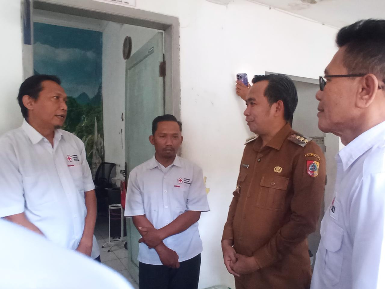 Bupati Jember saat mendatangi kantor PMI Jember. (Foto: Sugianto/jatimnow.com)