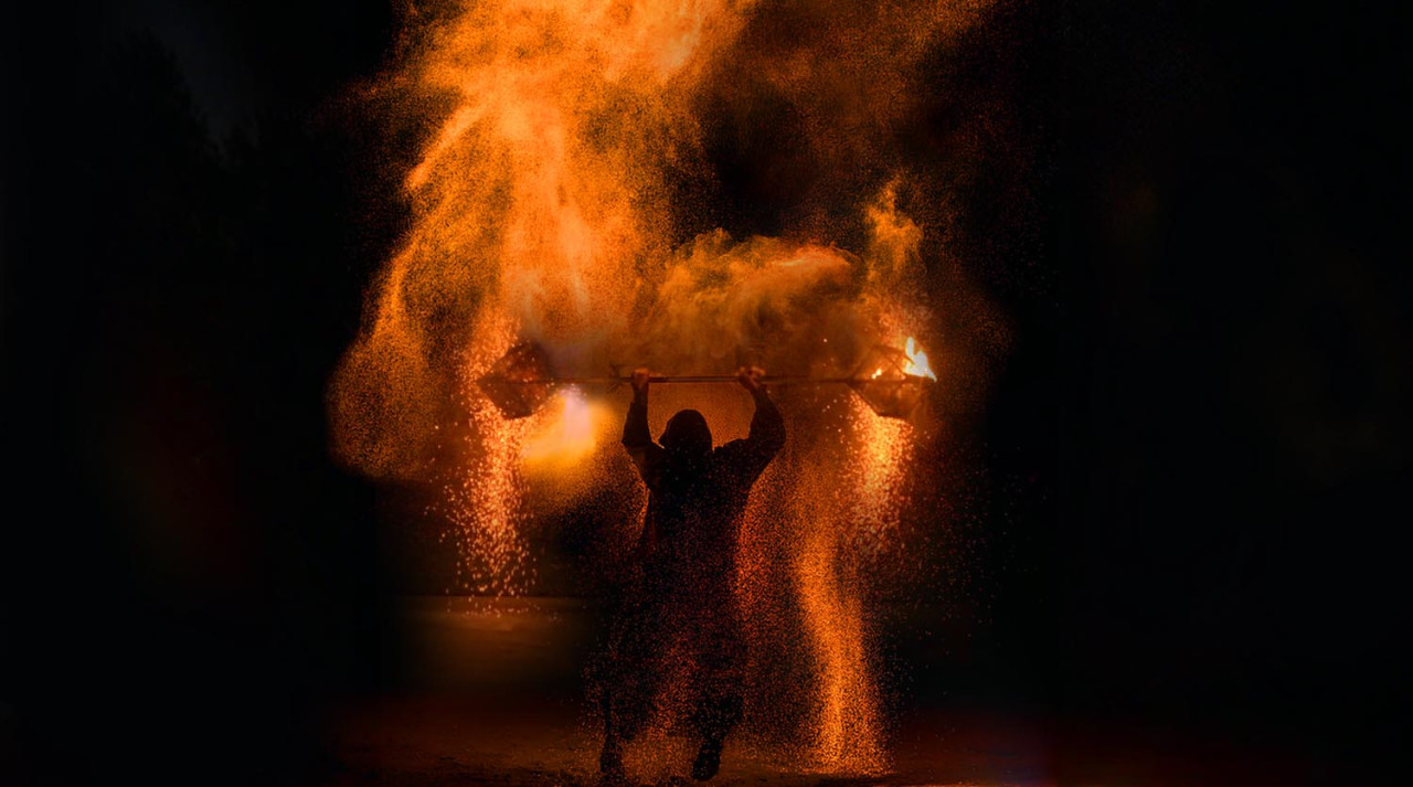 Aksi spektakuler The Real Fireman. Pertunjukan ini menjadi wujud nyata nasionalisme melalui seni pertunjukan. (Foto: dok Solo Safari)