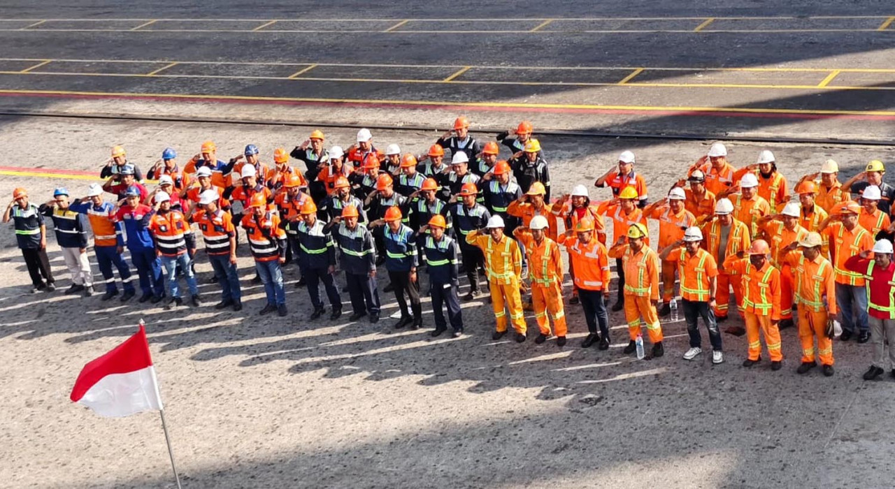 Pekerja TPS mePuncak peringatan HUT ke-80 RI digelar pada 17 Agustus 2025 dengan Upacara Bendera di Dermaga Internasional TPS. (Foto: Humas TPS for JatimNow.com)nunjukkan antusiasme tinggi dalam mengikuti upacara Hari Ulang Tahun (HUT) ke-80 Kemerdekaan R