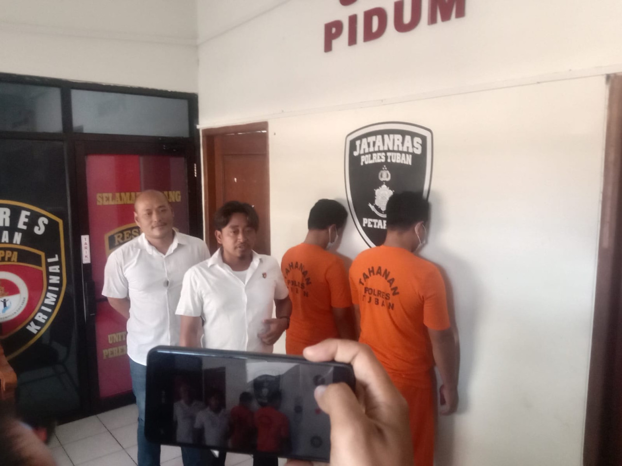 Polisi amankan pelaku pencurian traktor. (Foto: Polres Tuban/jatimnow.com)