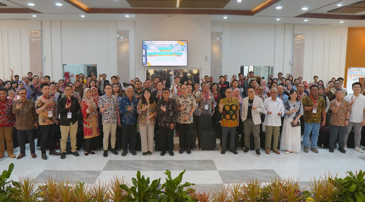 Ubaya perkuat kolaborasi dengan 100 mitra industri! Program magang inovatif, riset terapan, dan lulusan siap kerja. Foto: Humas Ubaya for JatimNow.com