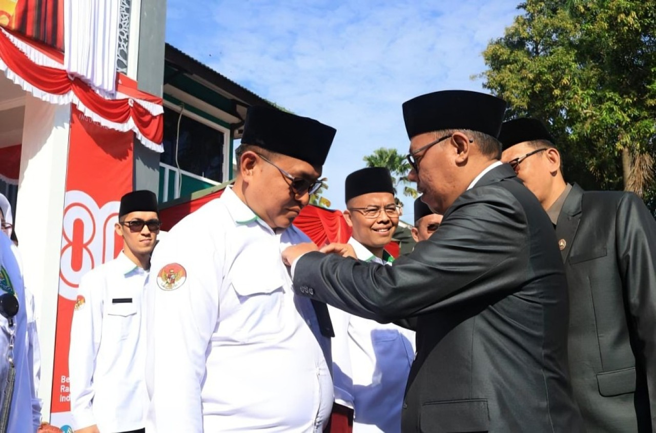Rektor UIN KHAS Jember, Prof. Hepni menyematkan Pin. (Foto: Humas UIN KHAS/jatimnow.com)