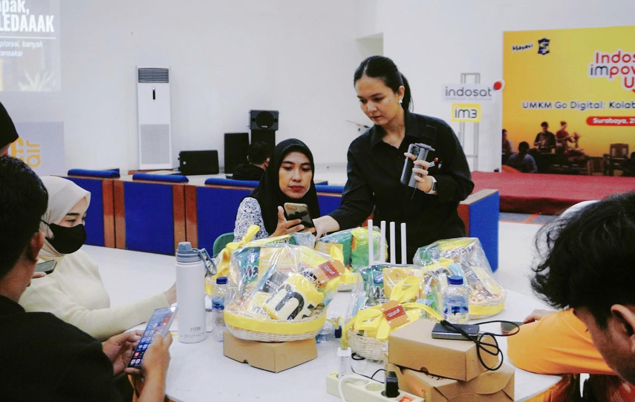 Suasana pelatihan bertajuk “Indosat impow3ring UMKM: UMKM Go Digital” di Surabaya. (Foto: IOH for JatimNow.com)