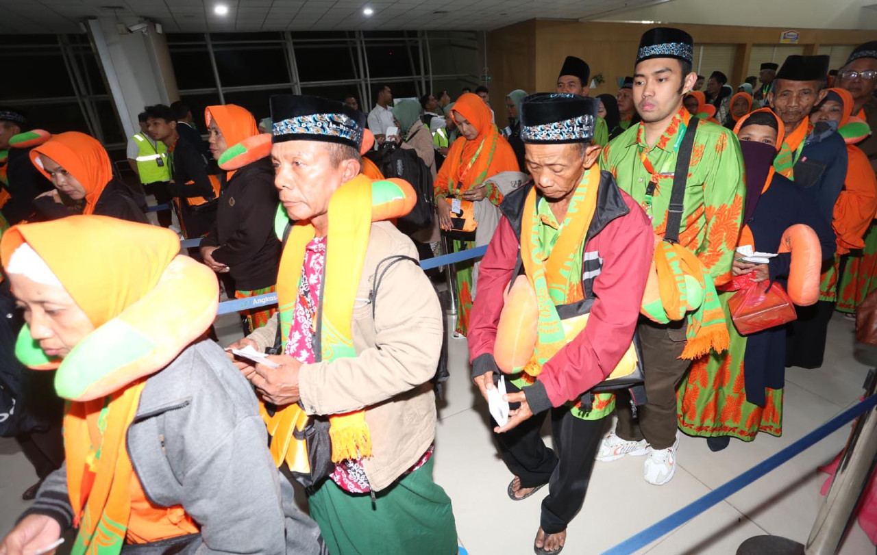Jamah umroh saat berada di Bandar Undara Internasional Juanda, beberapa waktu lalu. Foto: Ali Masduki/JatimNow.com