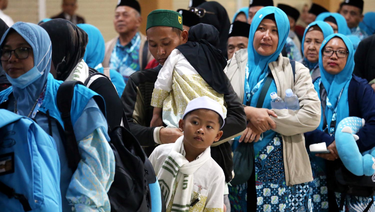 Sejumlah jemaah Umrah bersiap terbang ke tanah suci dari Bandar Udara Juanda Surabaya. (Foto: Ali Masduki/JatimNow.com)