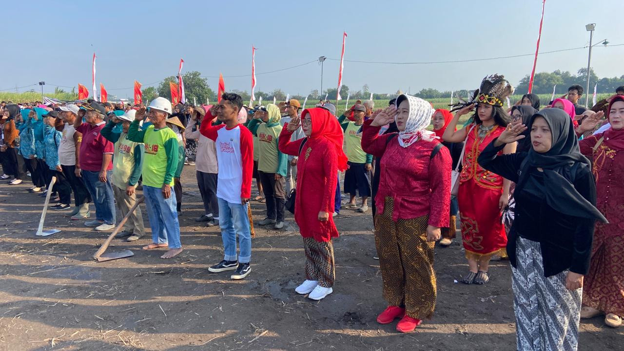 Ketika Petani, Emak-emak hingga Pesilat Ikuti Upacara 17 Agustus di Omah Sawah Kediri