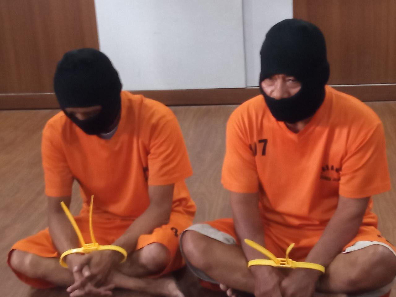 Kedua tersangka pengedar dan uang palsu diamankan. (Foto: Sugianto/jatimnow.com)