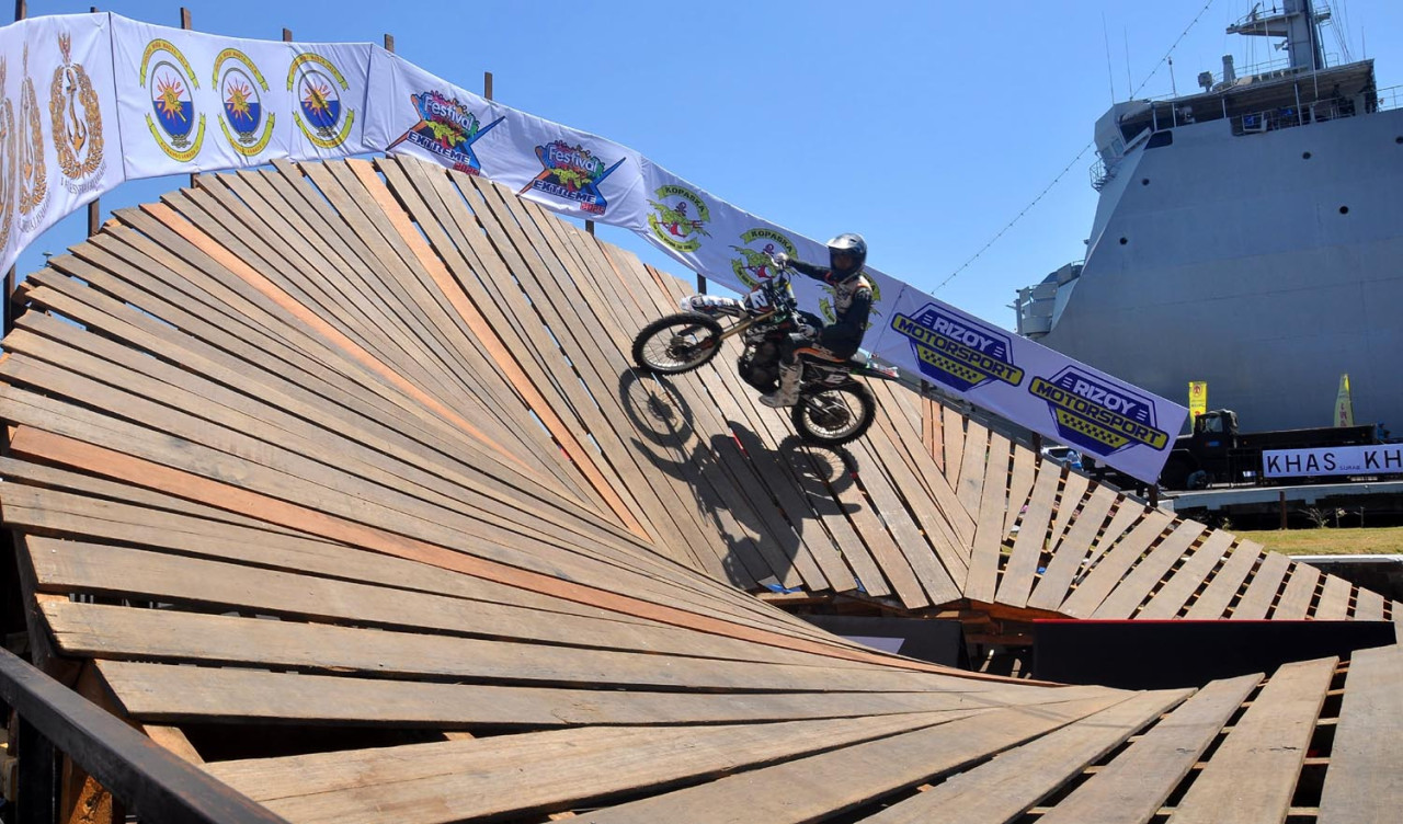 Crosser beradu skill dan adrenalin dalam Urban Enduro Piala Kasal 2025 dan National Championship Enduro Seri 2, di Dermaga Madura Koarmada II, Ujung, Surabaya, Minggu (10/8). Foto:Dispen Koarmada II for JatimNOw.com