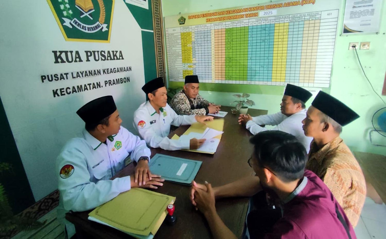 Prosesi ikrar wakaf di Kantor Urusan Agama (KUA) Kecamatan Prambon pada Selasa (26/8/2025). (Foto/JatimNow.com)