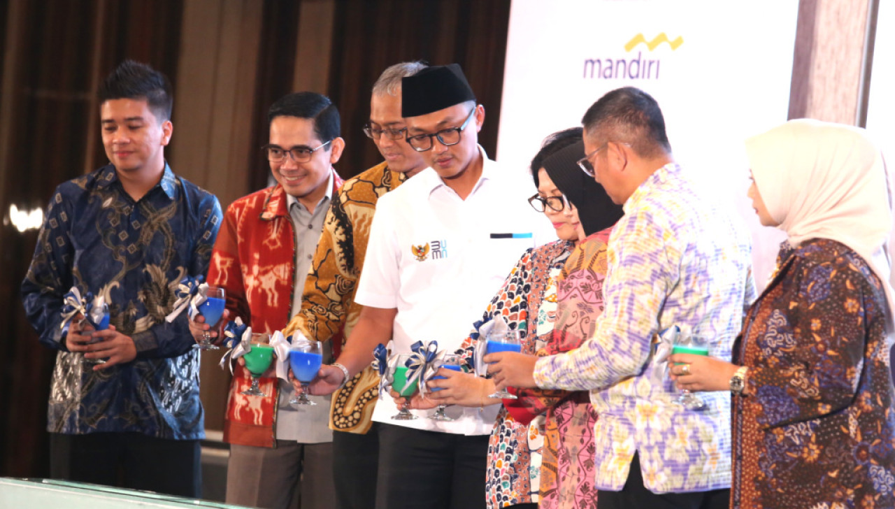 Wakil Menteri BUMN, Aminuddin Ma’ruf, dalam pembukaan PaDi UMKM Hybrid Expo & Conference 2025 di Pakuwon Mall Surabaya, Jumat (01/8/2025). Foto: Ali Masduki/JatimNow.com