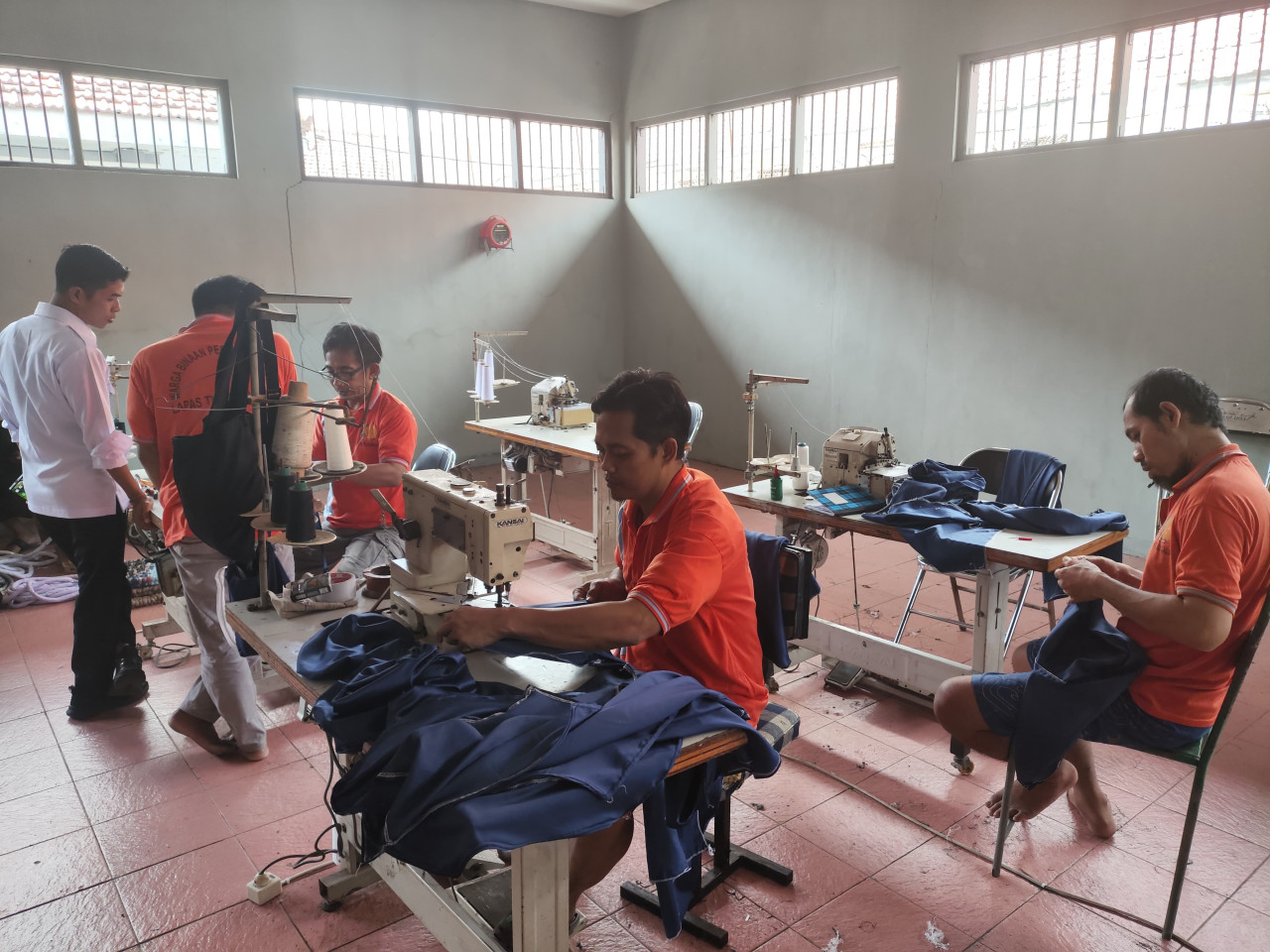 Foto: Warga binaan menjahit celemek untuk keperluan dapur MBG (Lapas Tulungagung/jatimnow.com)