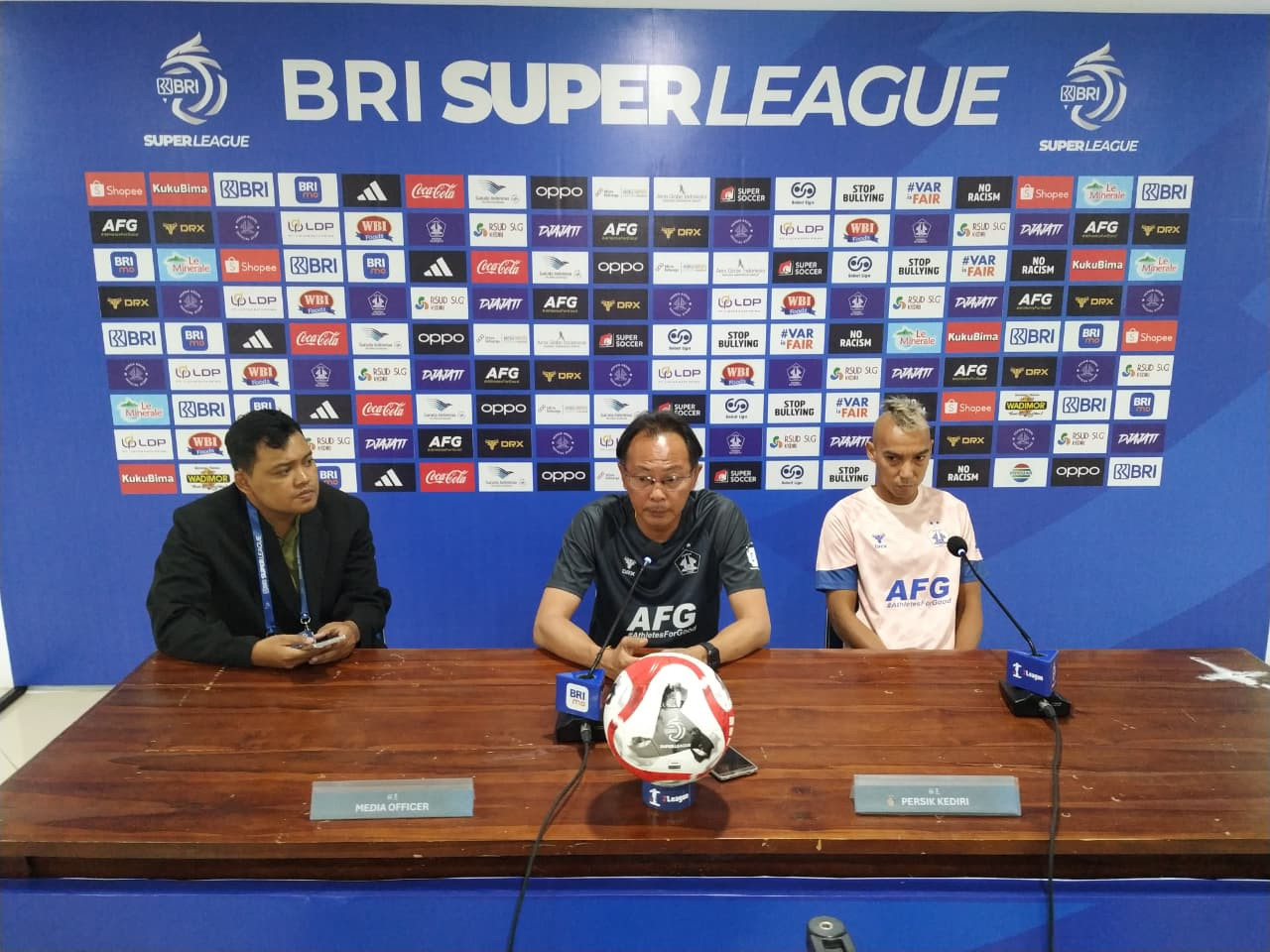 Foto: Pelatih Persik Kediri, Ong Kim Swee saat memberikan keterangan pers (Persik Kediri/jatimnow.com)