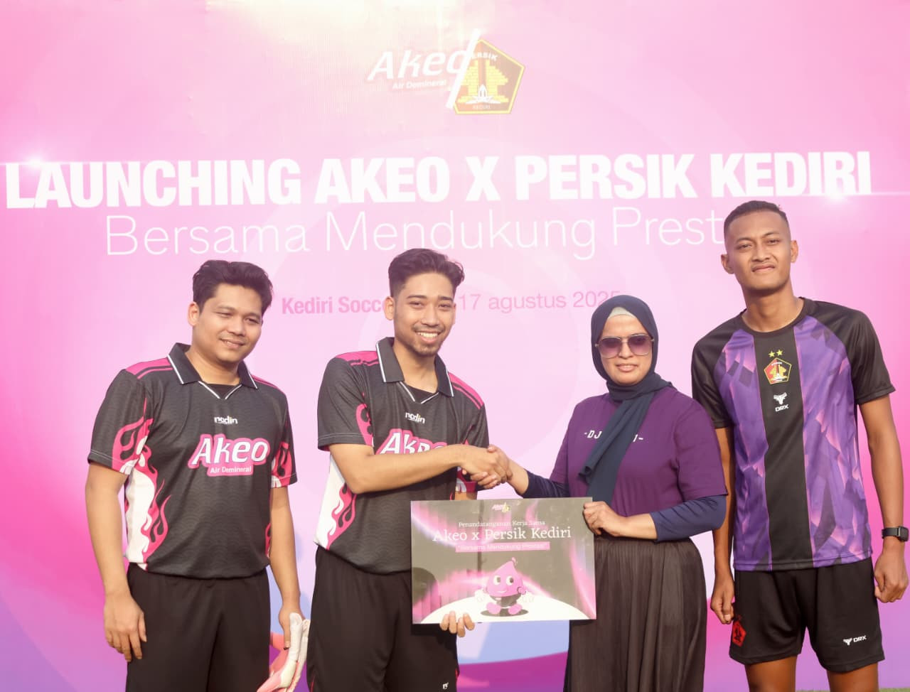 Foto: Persik Kediri meresmikan kerjasama dengan air minum brand lokal Akeo (Persik Kediri/jatimnow.com)