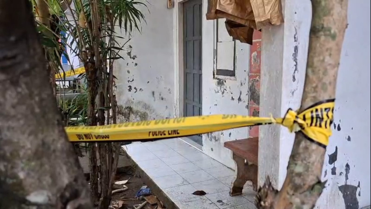 Foto: Kamar kos korban dipasang garis polisi (Yanuar/jatimnow.com)