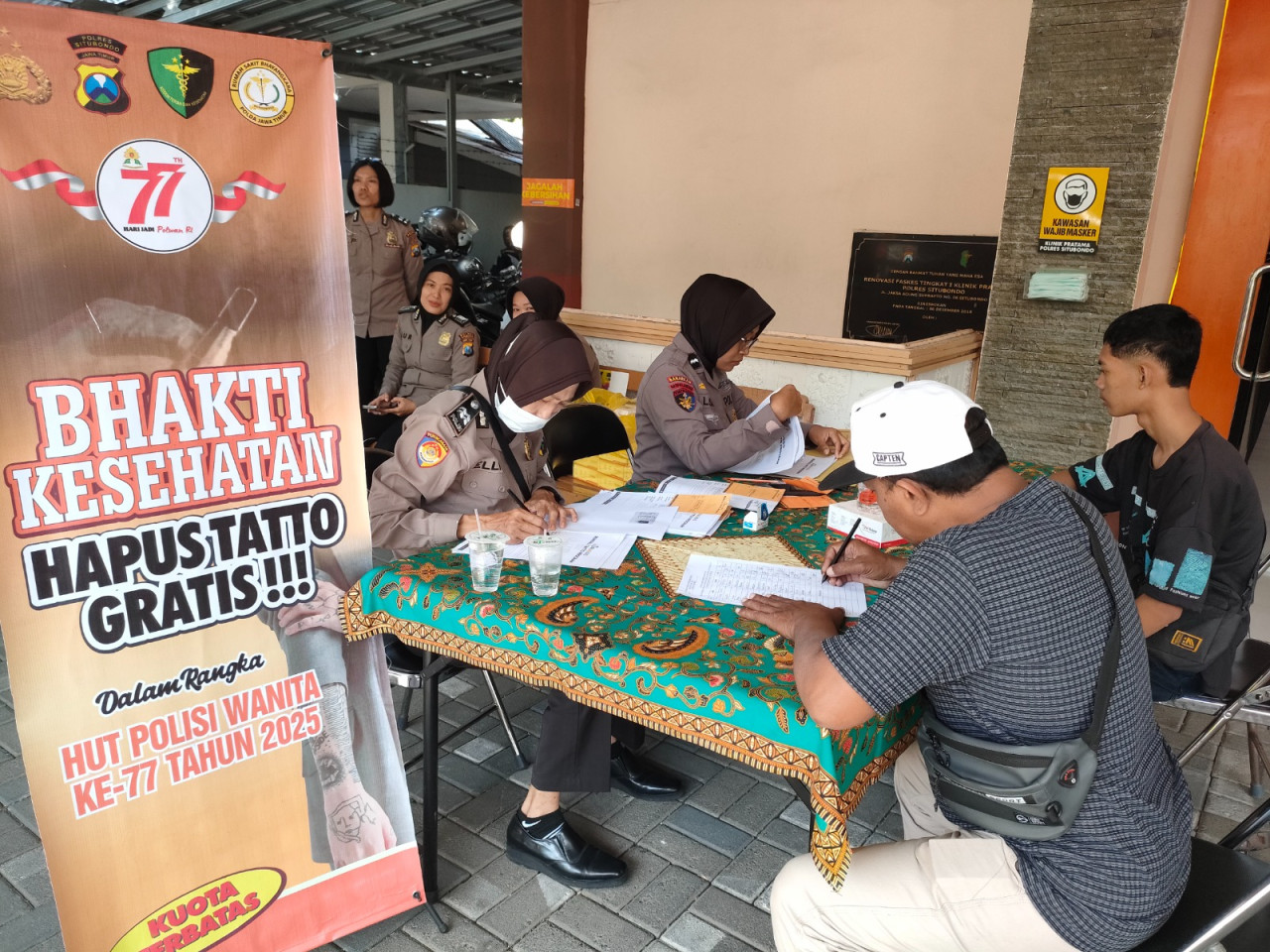 Foto: Warga mendaftar program hapus tato gratis yang digelar Polres Situbondo (Polres Situbondo/jatimnow.com)