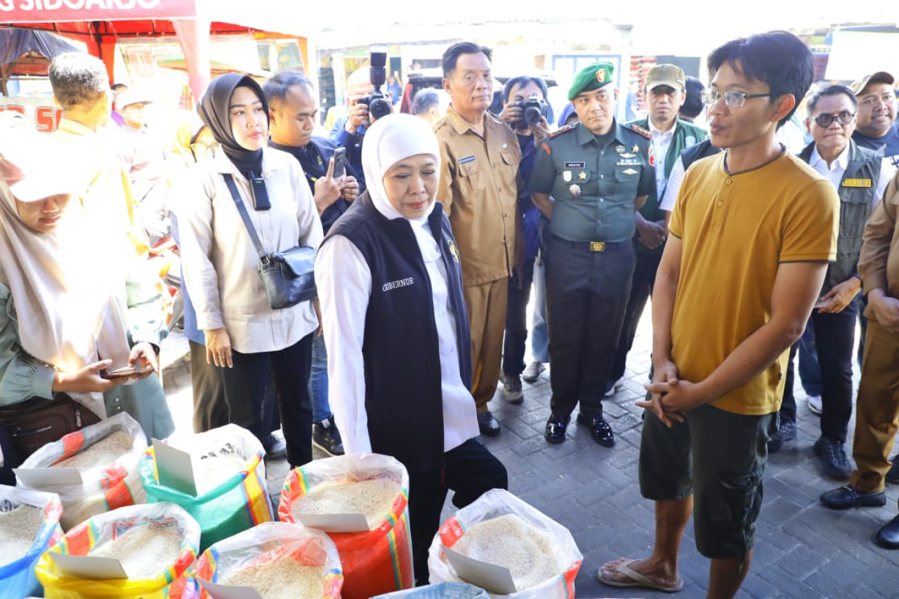 Gubernur Khofifah saat mengunjungi distributor beras SPHP di Sidoarjo (foto: Humas Pemprov Jatim for jatimnow.com)