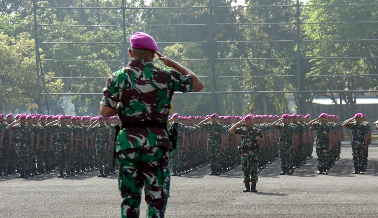 Kolonel Marinir Daniel Tarigan, memimpin apel khusus di Lapangan Apel Kesatrian Marinir R. Suhadi, Gedangan, Sidoarjo, Jawa Timur, Selasa (26/08/2025). (Foto: Ainul Yakin for JatimNow.com)