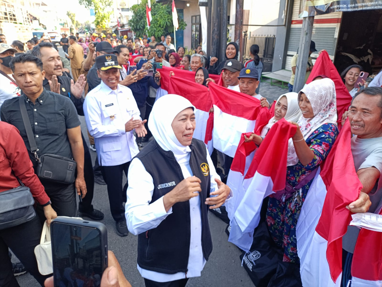 Khofifah Bagikan Bansos di Tulungagung senilai Rp6,1 M